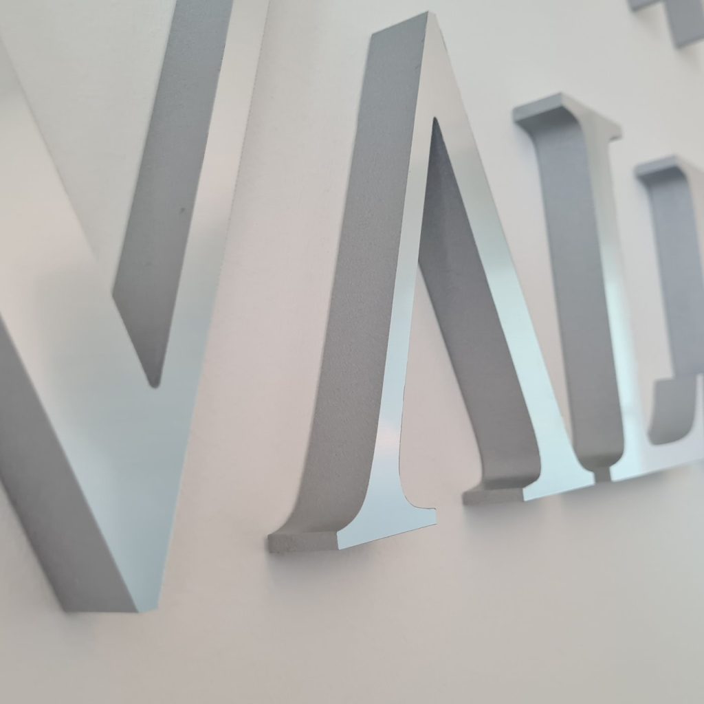 3D Buchstaben mit Edelstahl Optik Werbetechnik München Colorwand