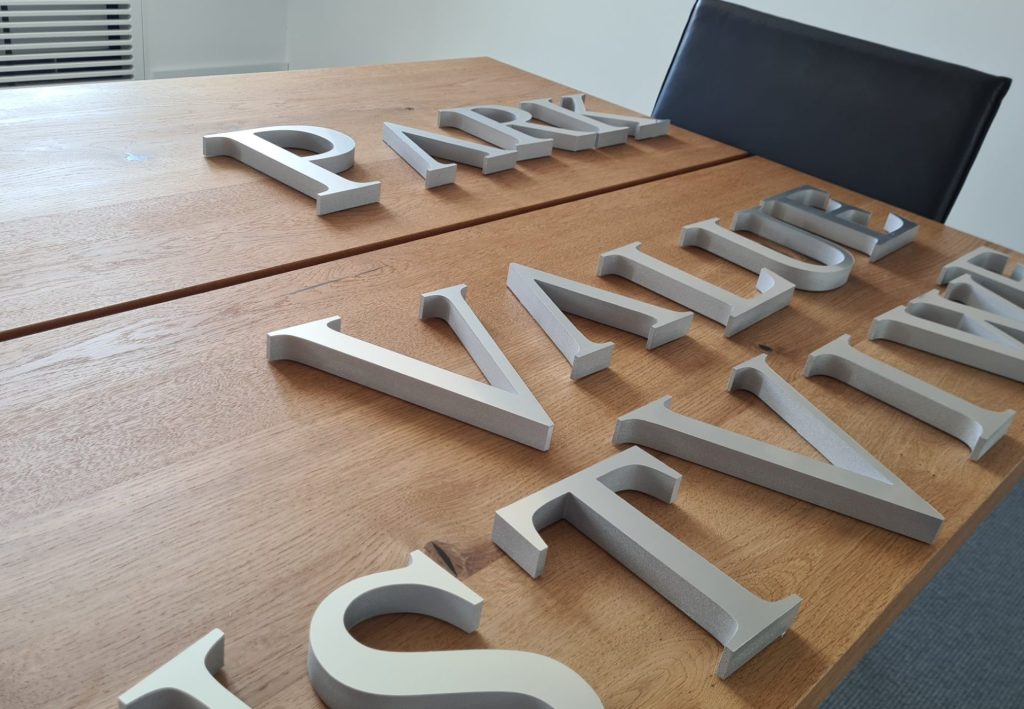 3D Buchstaben mit Edelstahl Optik Werbetechnik München Colorwand