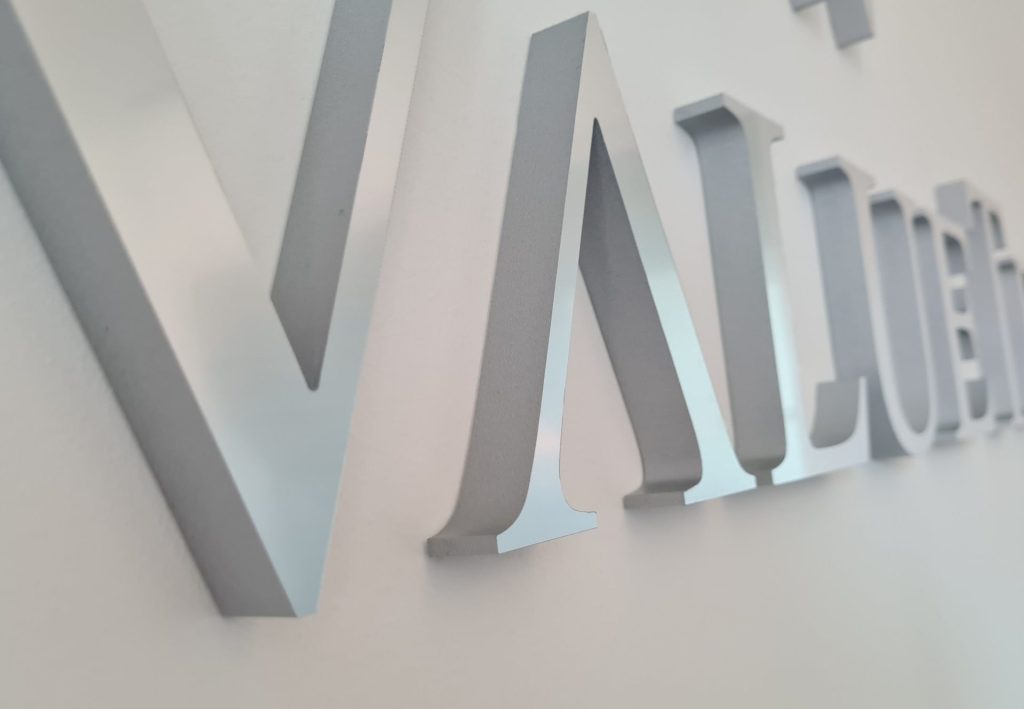 3D Buchstaben mit Edelstahl Optik Werbetechnik München Colorwand