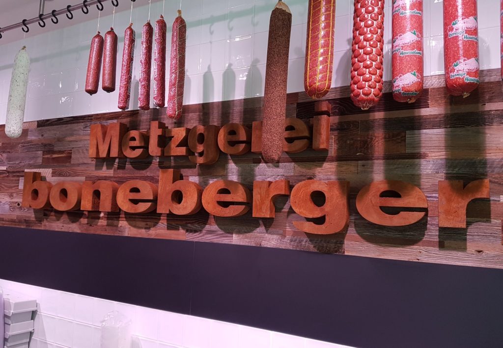 rostbuchstaben-colorwand-metzgerei-muenchen